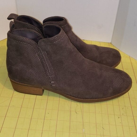Universal Thread booties  - Picture 1 of 7